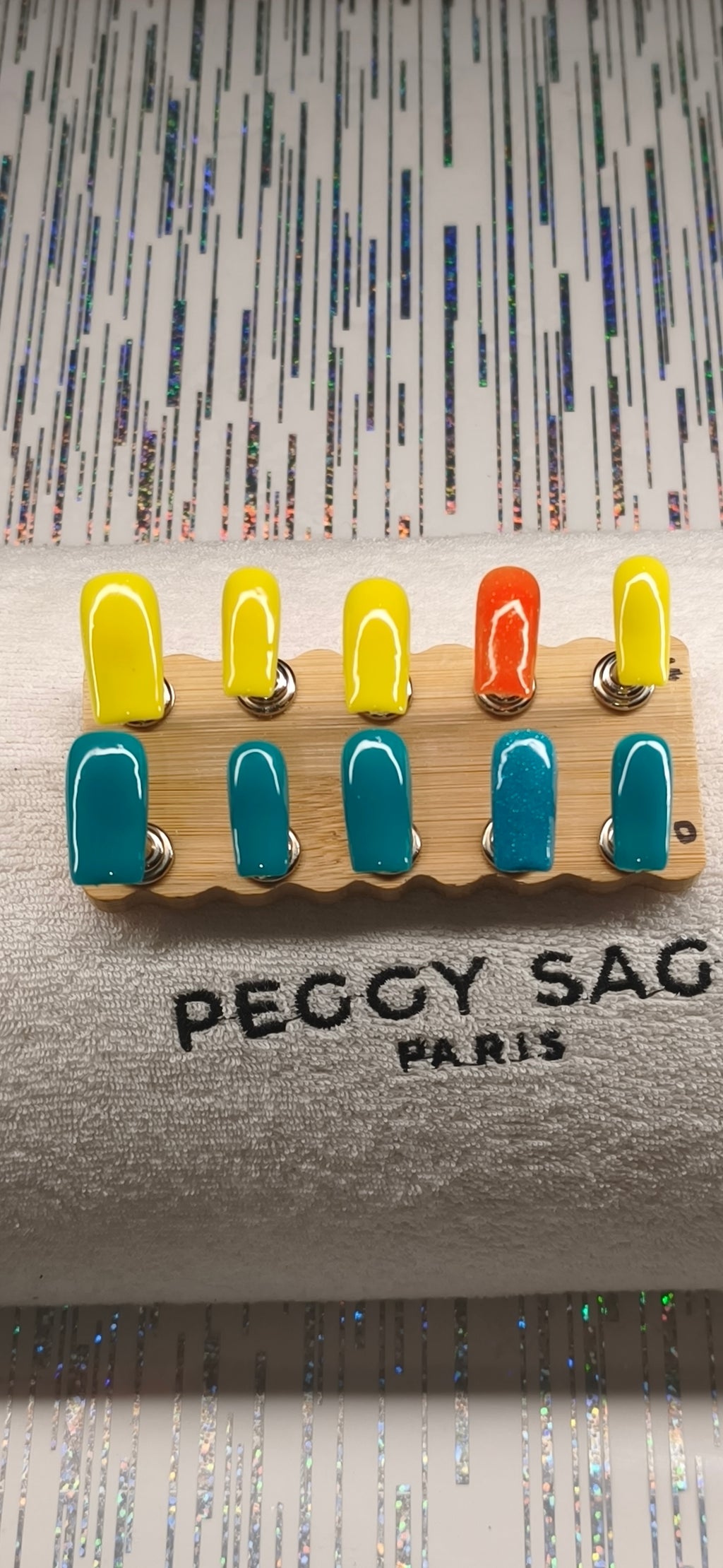 PRESS-ON NAILS FAIT MAIN -KIT 10 ONGLES COULEUR UNIE. 1/2