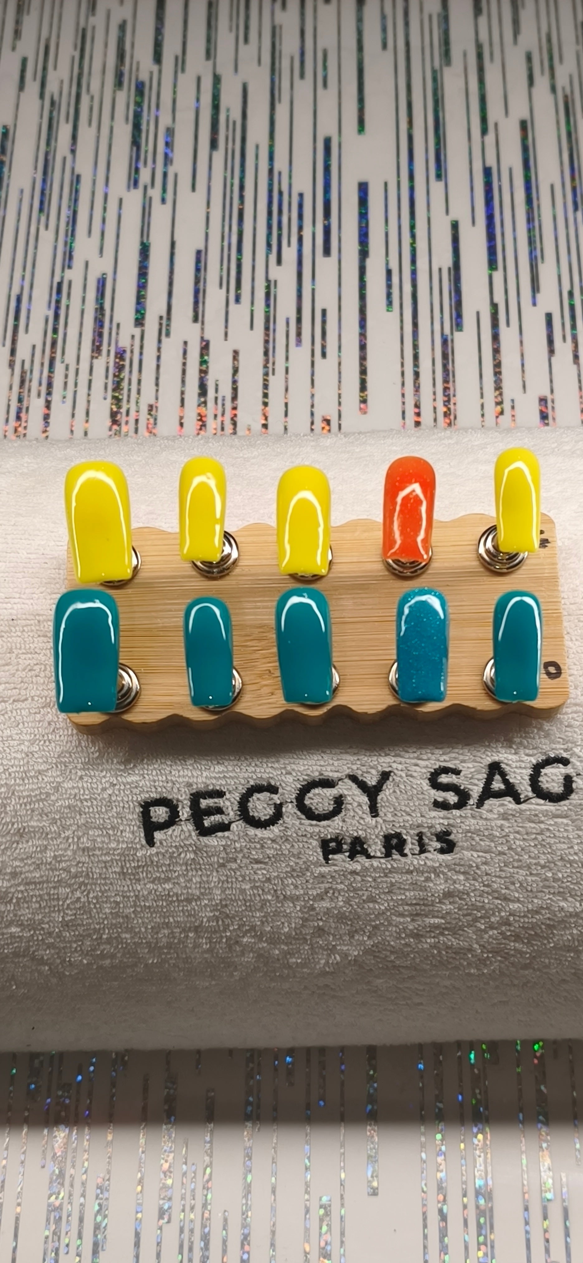 PRESS-ON NAILS FAIT MAIN -KIT 10 ONGLES COULEUR UNIE. 1/2